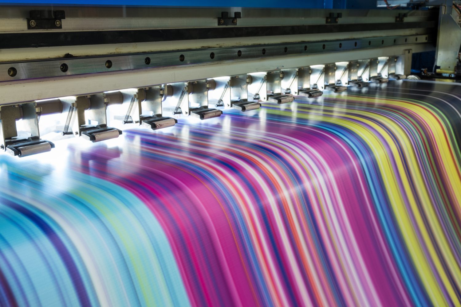large-inkjet-printer-working-multicolor-vinyl-banner large-inkjet-printer-working-multicolor-vinyl-banner